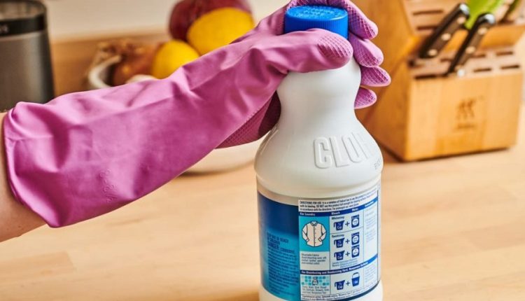 چگونه لکه وایتکس روی لباس را پاک کنم؟