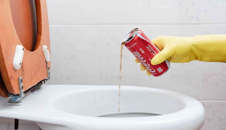 شستن سرویس بهداشتی با نوشابه