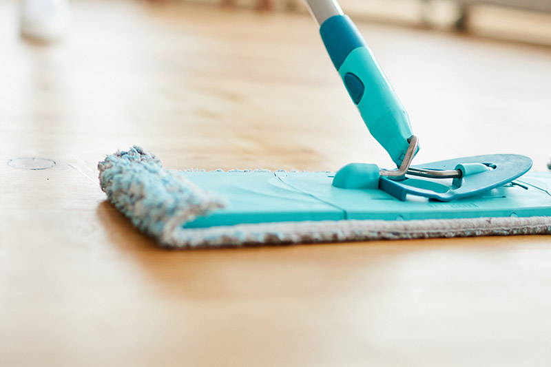 یک تی حولهای مسطح برای تمیز کردن کف